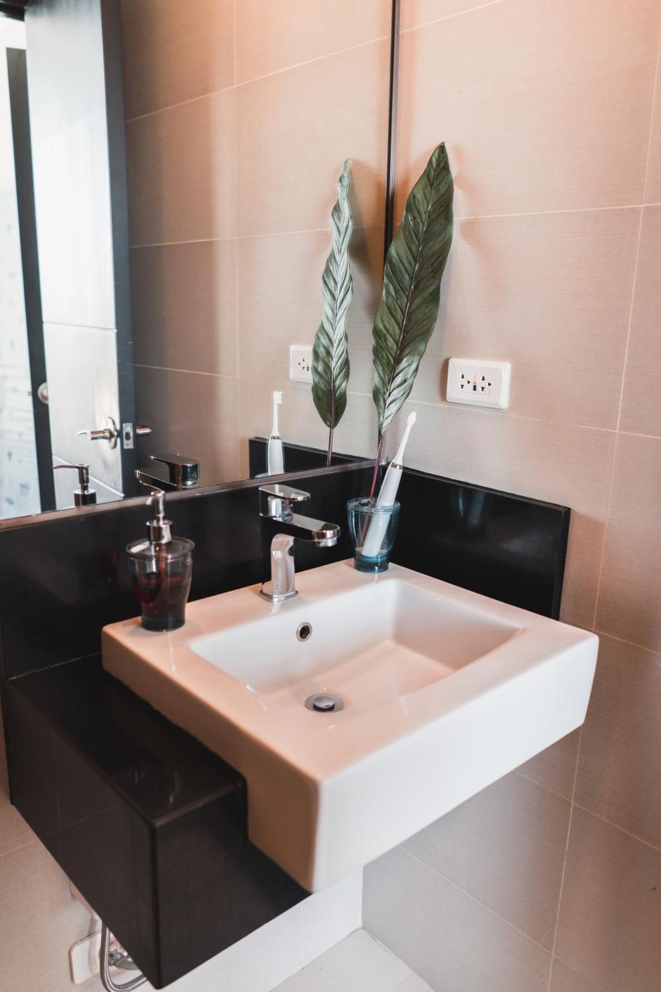 Modern Tropical Luxe Apartment - Boracay Newcoast Yapak Экстерьер фото